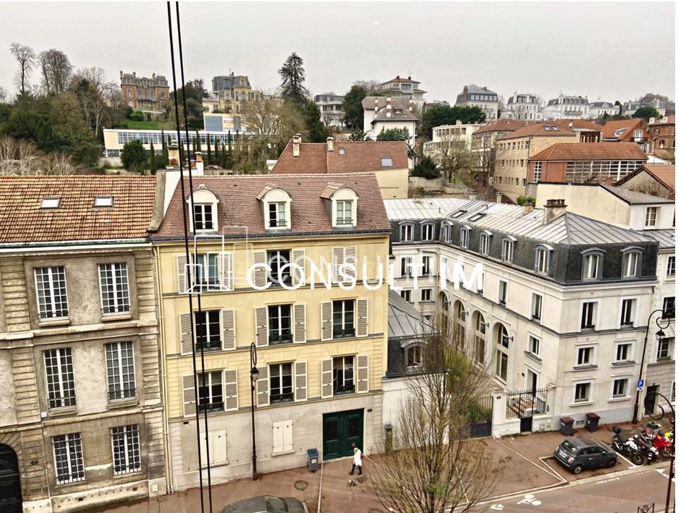 Dans un complexe immobilier de bureaux au pied de l'A13 et du Pont de St Cloud