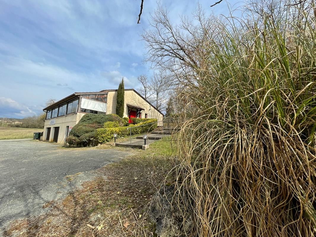 Bâtiment commercial sur 5642 m² de terrain