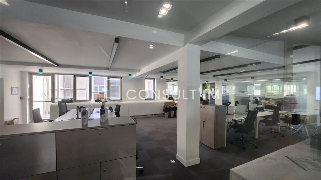 A louer,  dans un immeuble d'angle, une surface de 1807m²