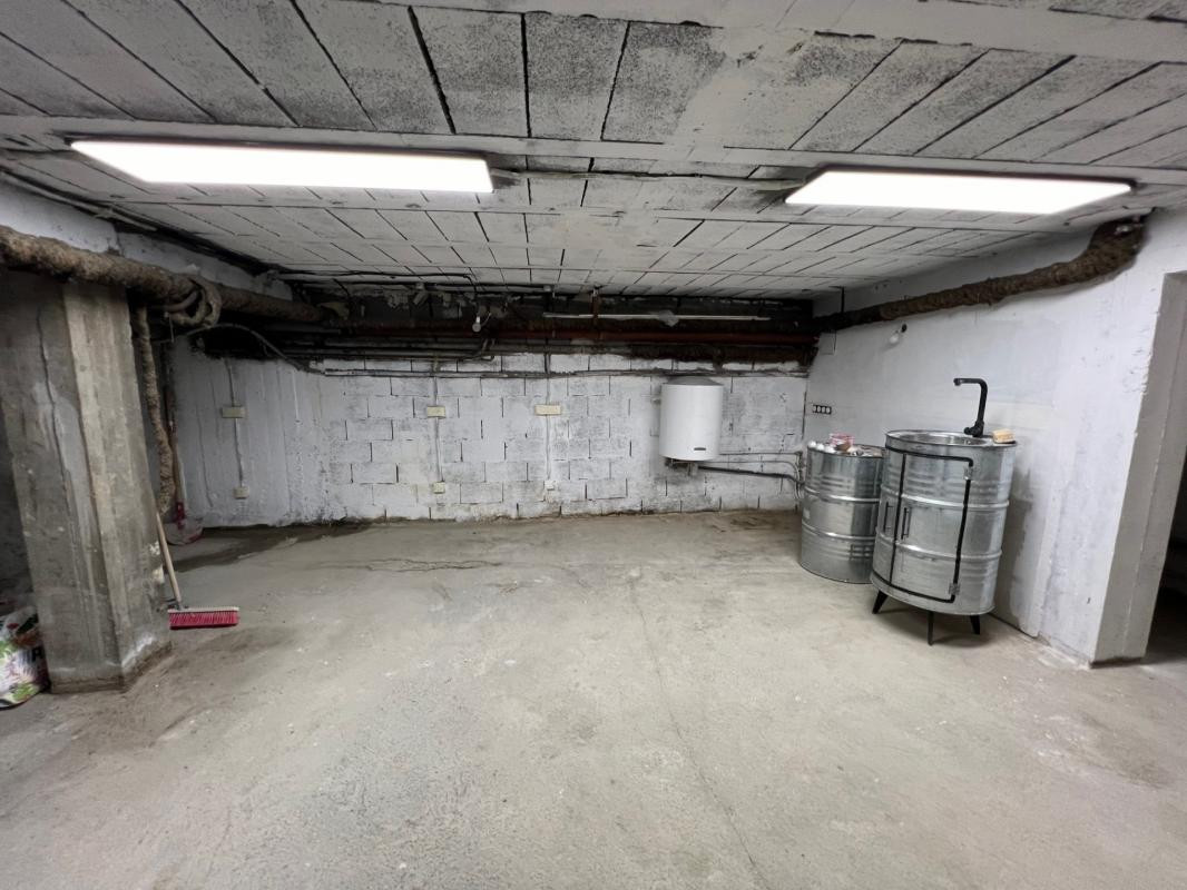 Local commercial en sous-sol rue Irma Moreau