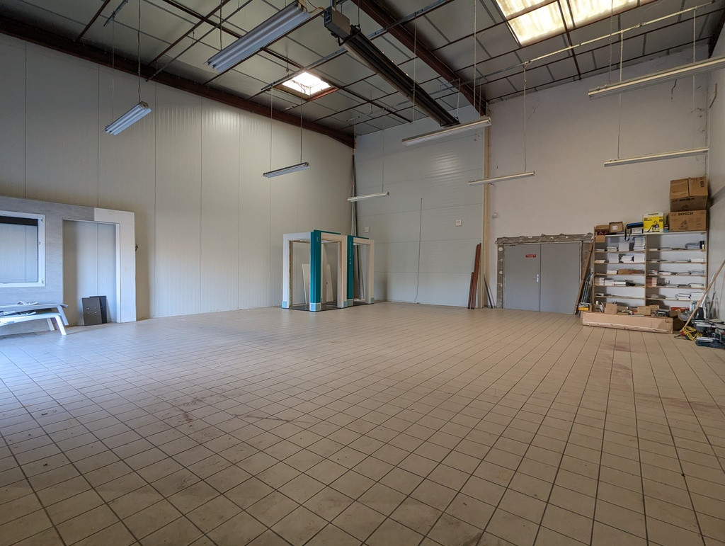 LOCAL CENORD 300 m² avec QUAIS PL + BUREAUX + PARKING 10 PL