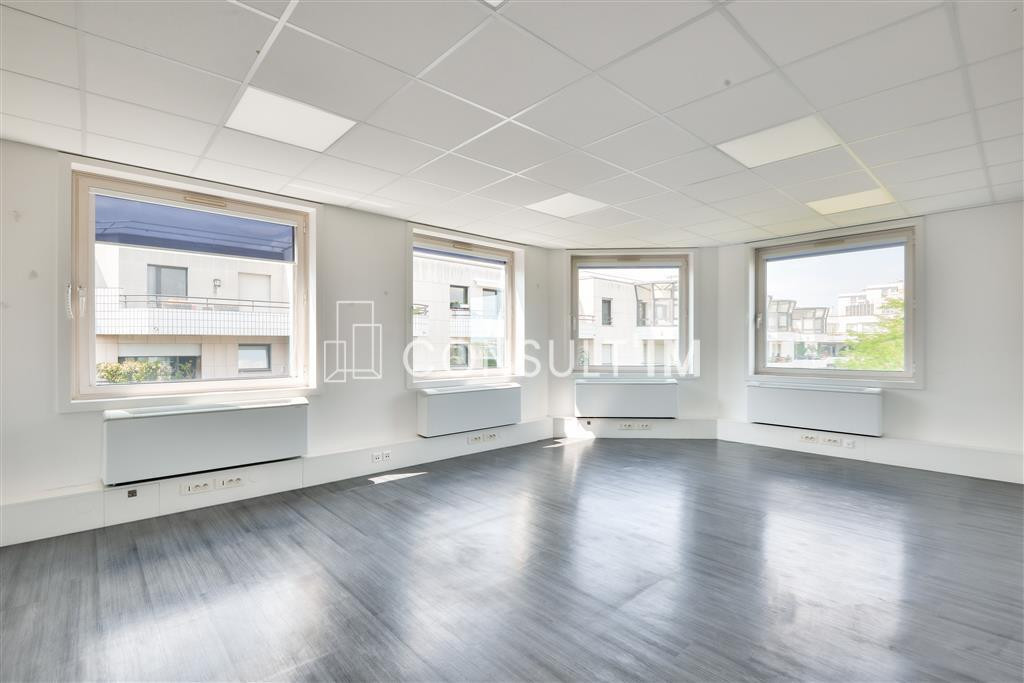 A proximité du Pont de Suresnes, à vendre des bureaux de 303m² au 4eme étage
