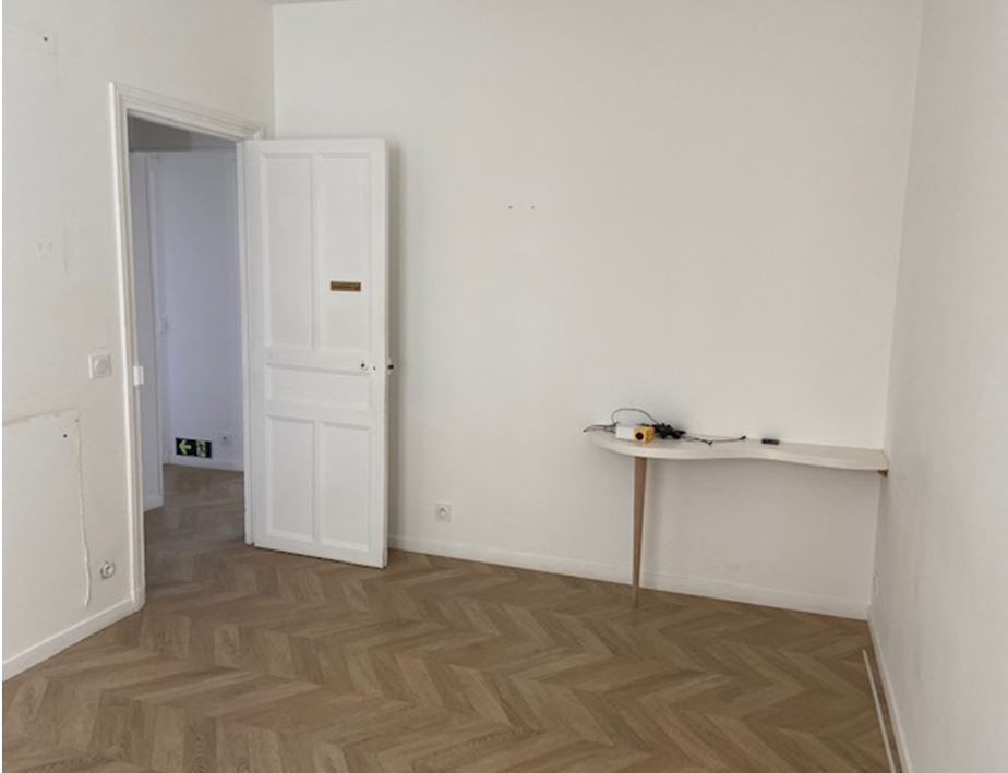 A toute proximité de la Porte de ST Cloud, locaux mixtes de 65 m² à louer
