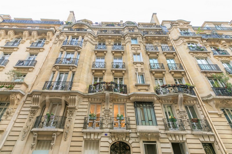 A louer locaux professionnels avec parquets, moulures, cheminée, locaux neuf