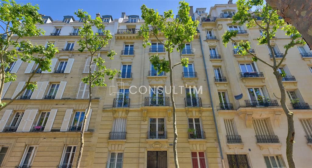 A vendre T2 avec parquet, moulures et cheminées