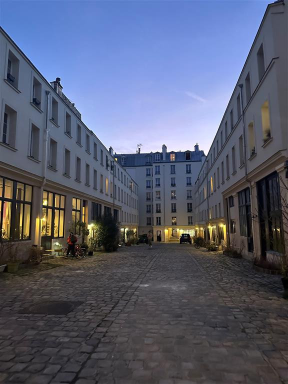 Duplex atypique sur cour arborée à louer
