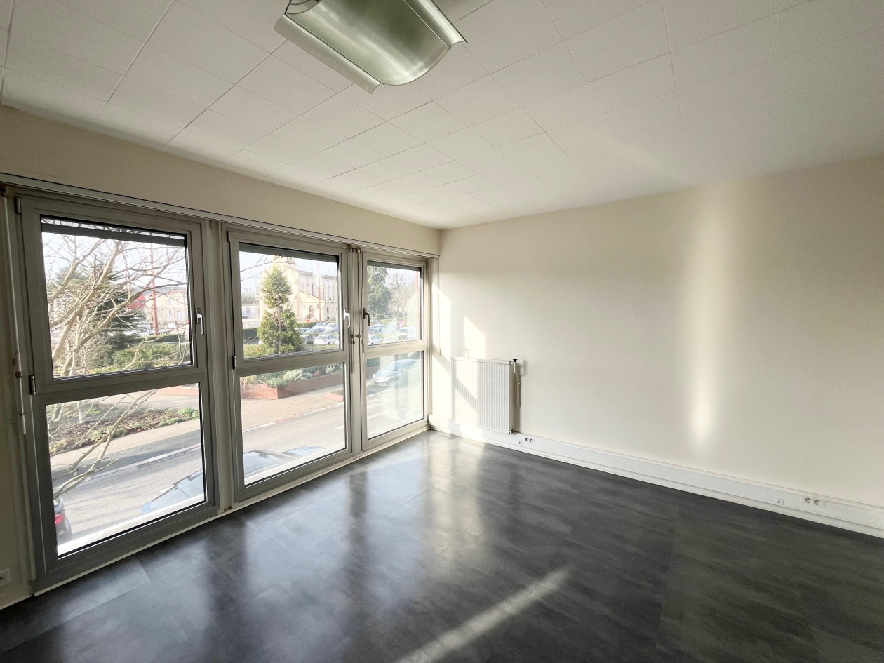 GRADIGNAN CENTRE DANS PÔLE DE SANTÉ LOCAL PROFESSIONNEL CLIMATISÉ 98 M² AVEC TERRASSE