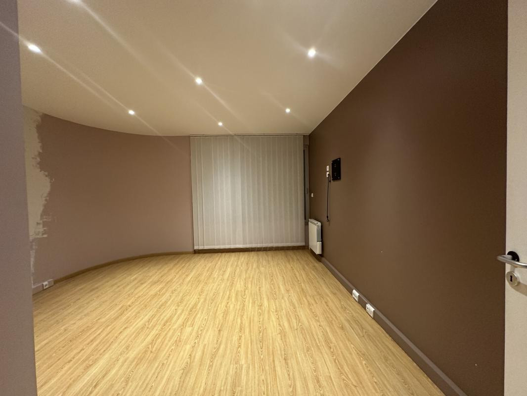 LOCAL / BUREAUX - 77 m2 - QUAI DU WAULT