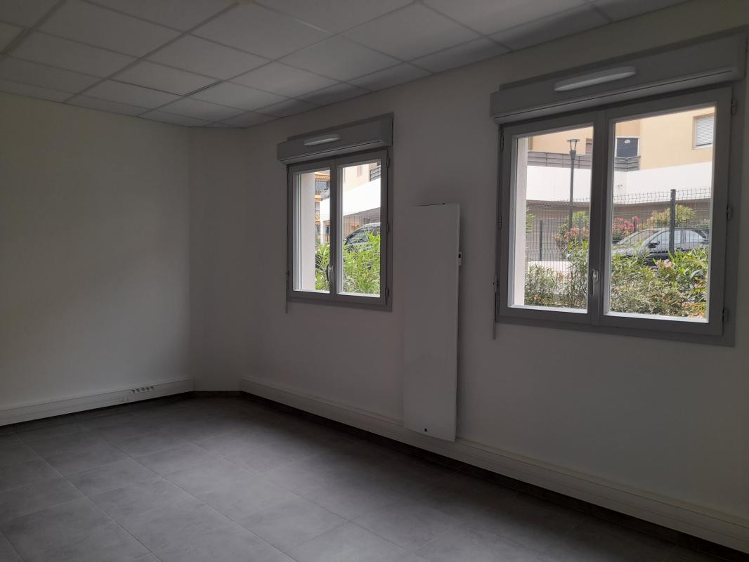 SANS FRAIS - Local professionnel 82m² + stationnement privatif - Hôpital