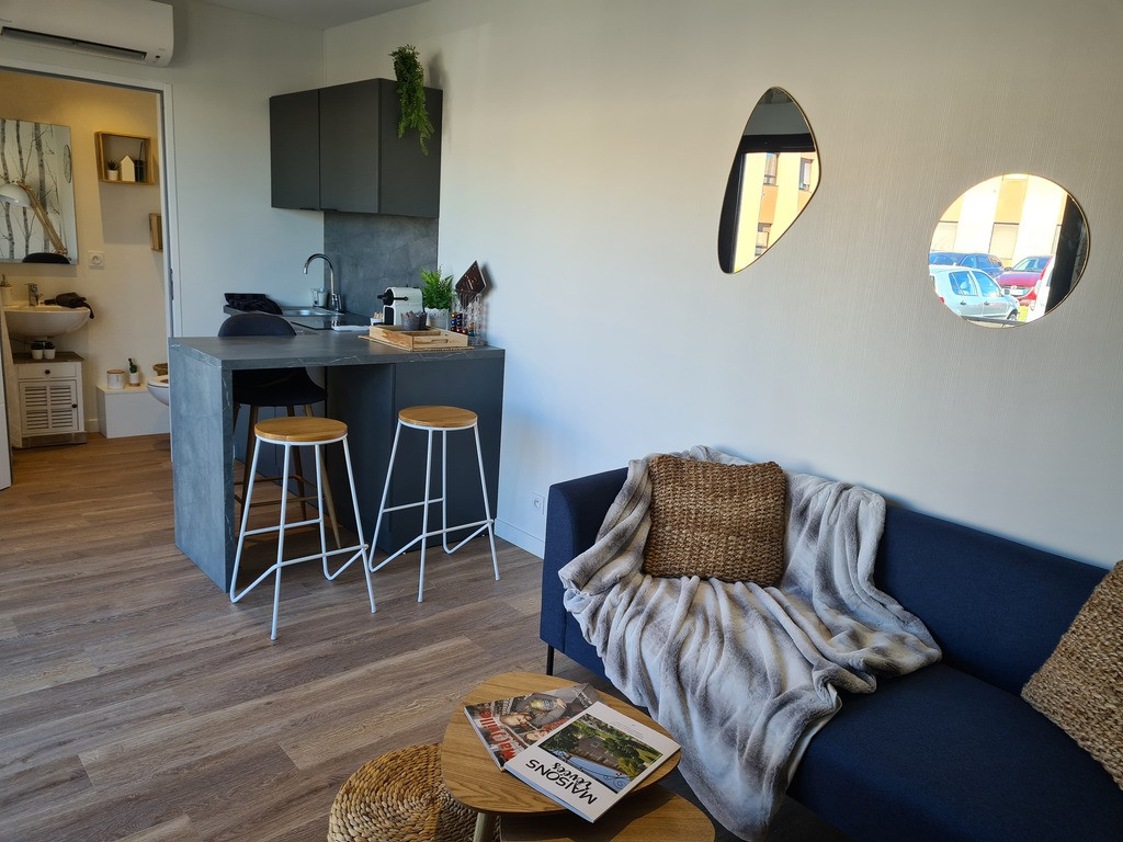 BUREAU/SHOWROOM PÉRONNAS - 20 m² + TERRASSE DE 39 m²