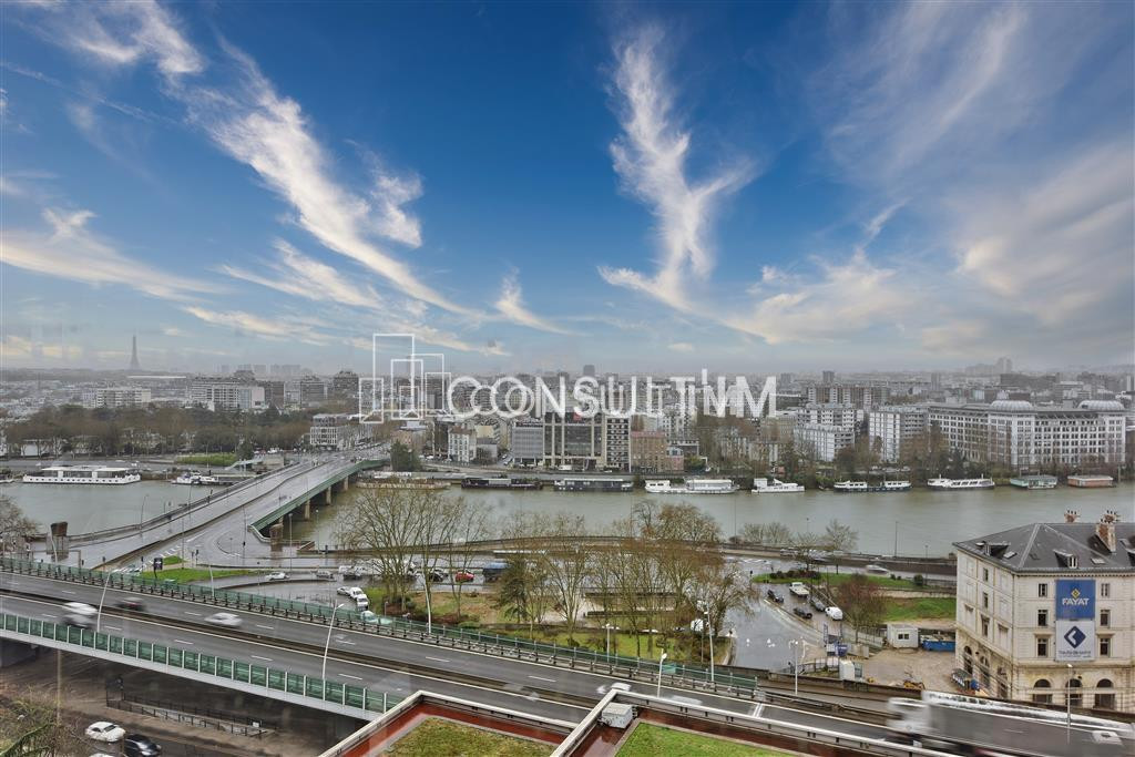 Dans un complexe immobilier de bureaux au pied de l'A13 et du Pt de St Cloud