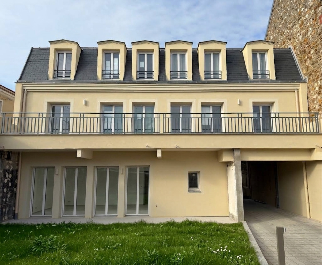 Local en plateau, rez-de-jardin, activité / logement (ou mixte), idéal pour professions libérales ou cabinet médical, vendu “brut”.