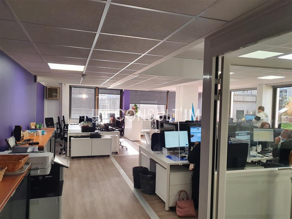 Au pied du Pont de St Cloud, beau plateau lumineux de 270 m² à louer