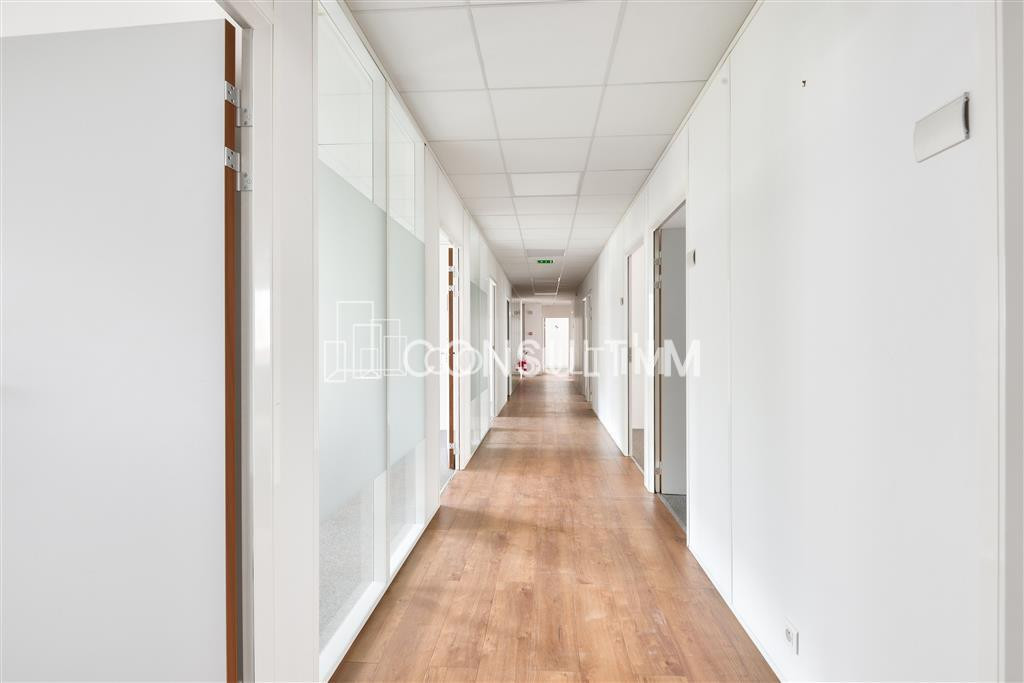 A proximité du Pont de Suresnes, à vendre des bureaux de 374,3m² eau 2ème étage