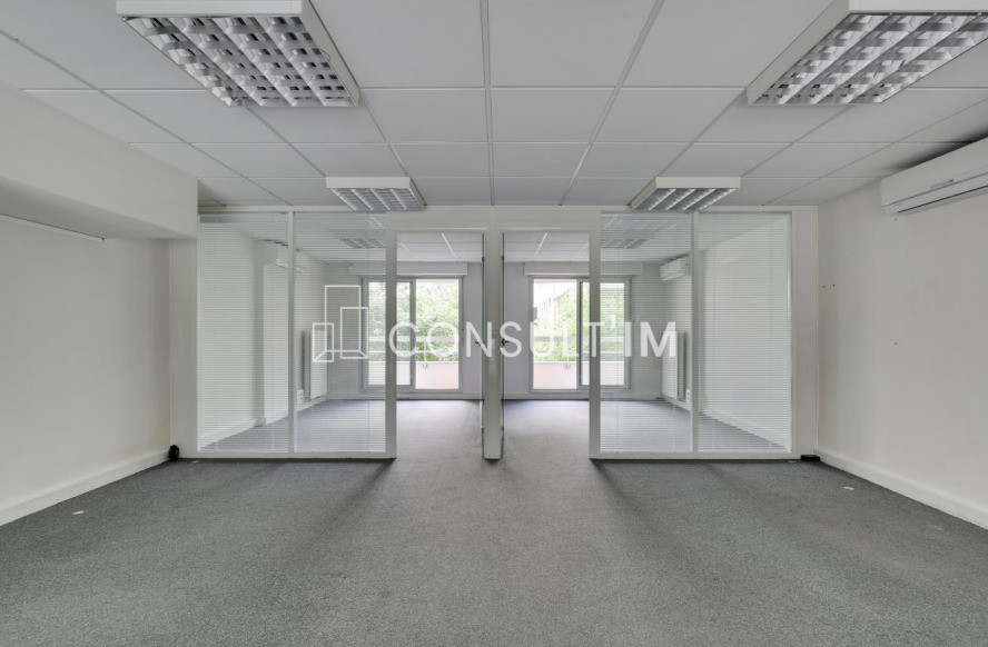 Bureaux avec vitrine, balcon et belle hauteur sous plafond