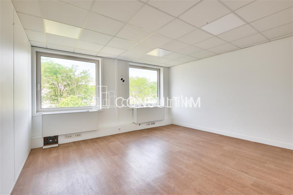 A proximité du Pont de Suresnes, à vendre des bureaux de 374,3m² eau 2ème étage