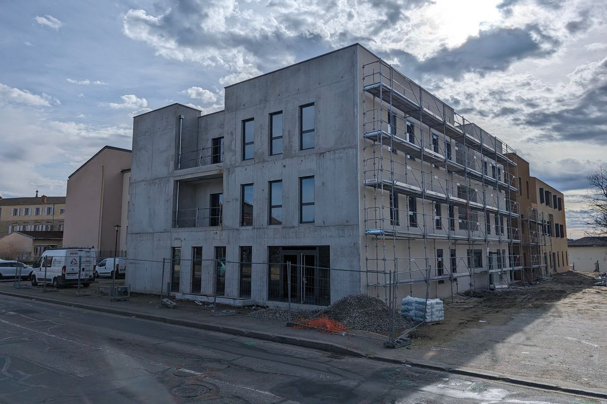 Local commercial spécialisé dans une activité de santé 77 m² à vendre – « Pôle santé » à Mornant