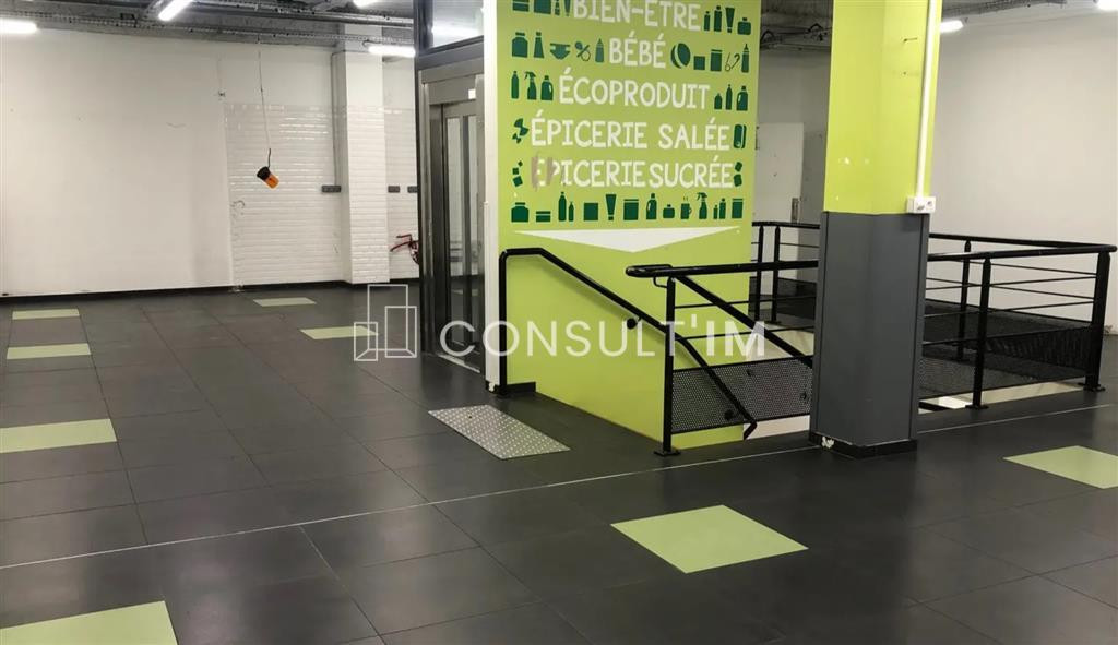 Au pied du métro Dupleix, boutique de 327 m²