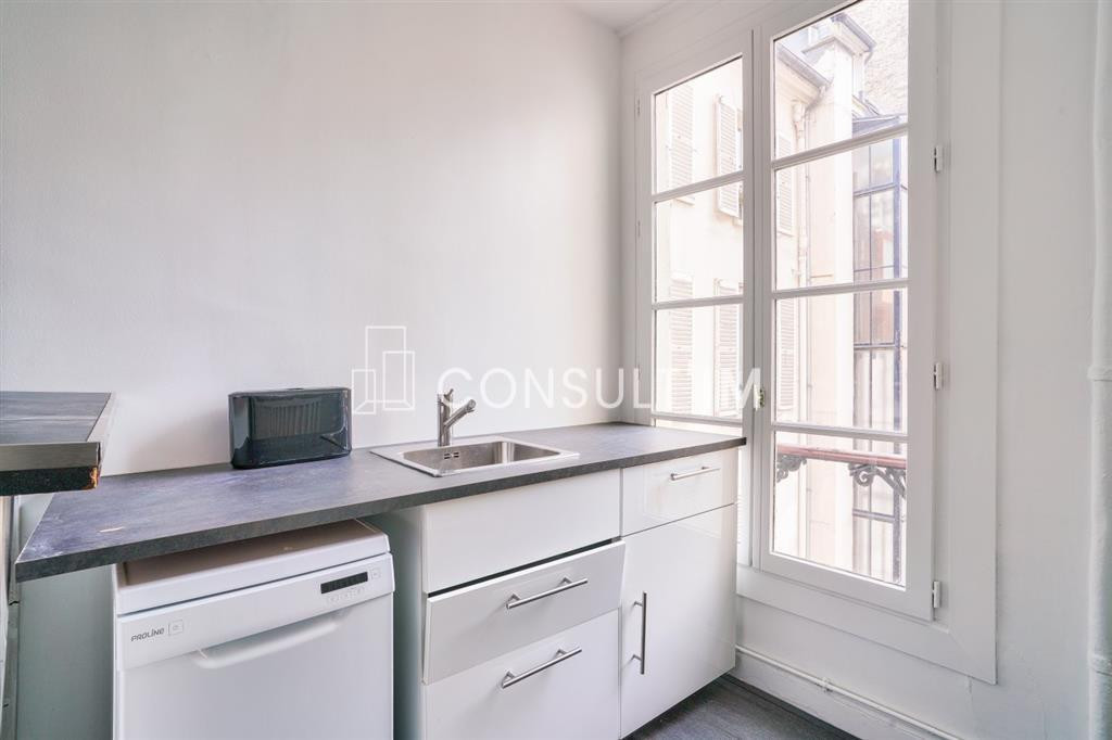 Bureaux bien entretenus, traversants, en étage élevé au cœur du QCA