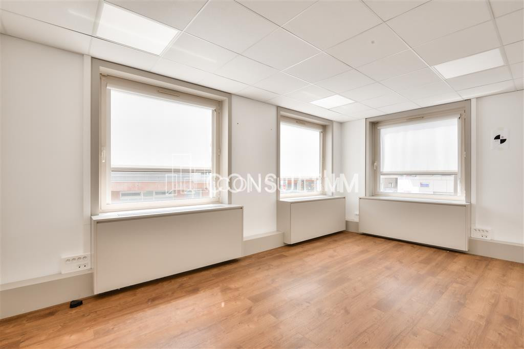 A proximité du Pont de Suresnes, à vendre des bureaux de 109m² au 1er étage