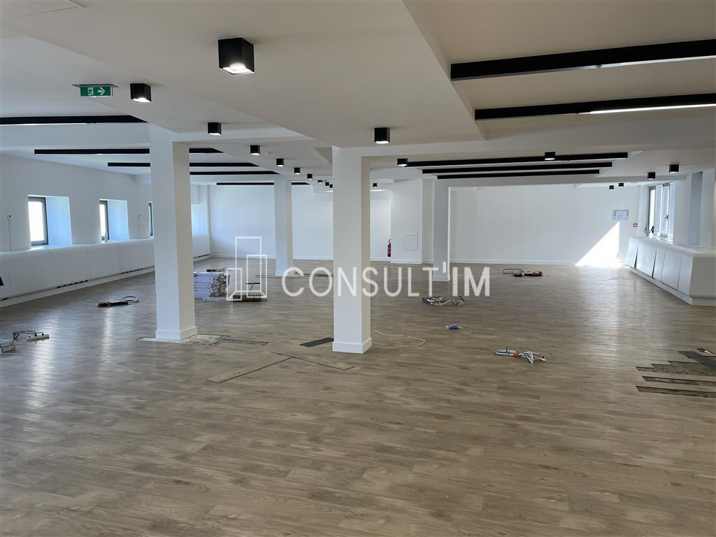 A louer,  dans un immeuble d'angle, une surface de 597 m²