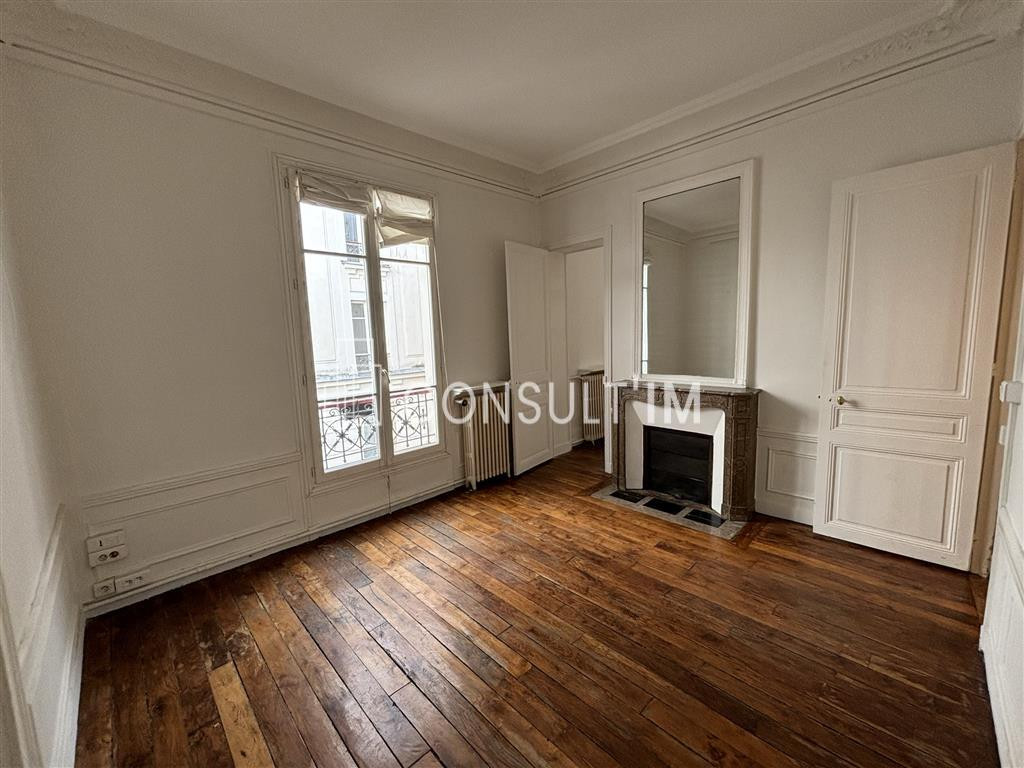 Dans un bel immeuble de standing - balcon filant - vue dégagée sur l'Avenue Foch - locaux lumineux