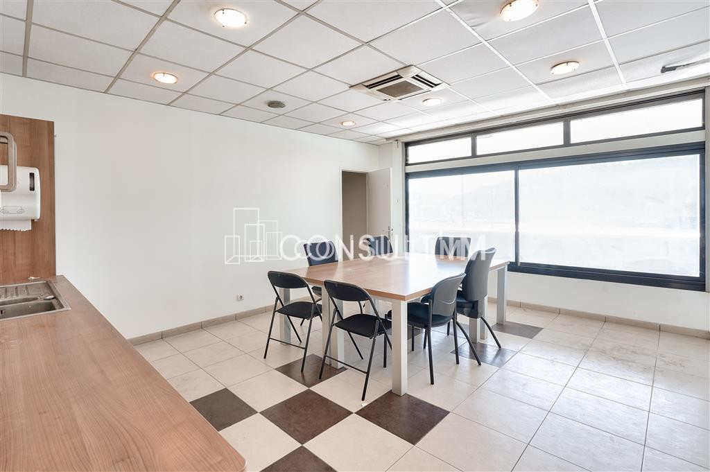 Sur les quais de Seine, Bureaux  avec entrée indépendante à louer avec belle hauteur sous-plafond