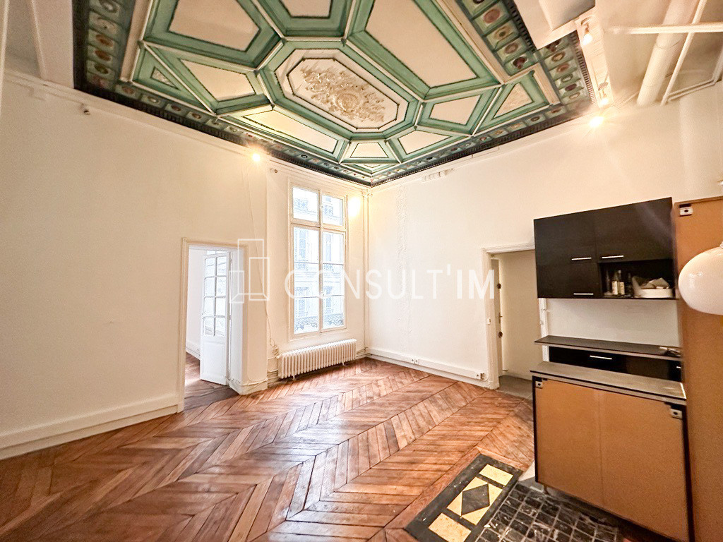 A louer bureaux avec parquet, moulures et cheminées
