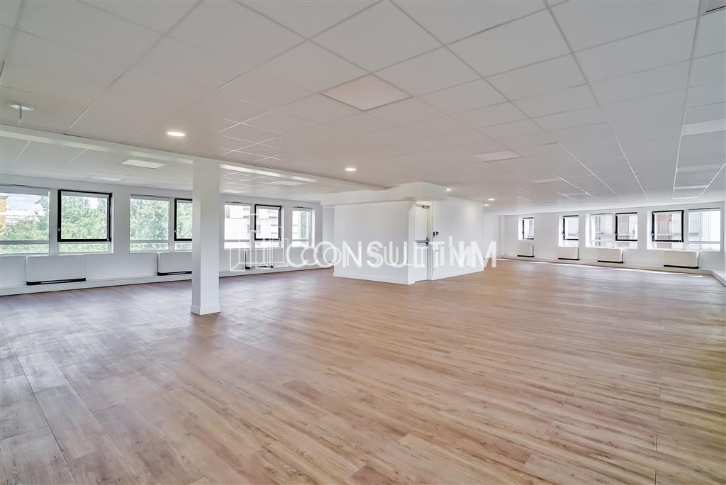 A louer bureaux rénovés dans immeuble de grand standing , proche du métro Mairie d'Issy, ligne 12