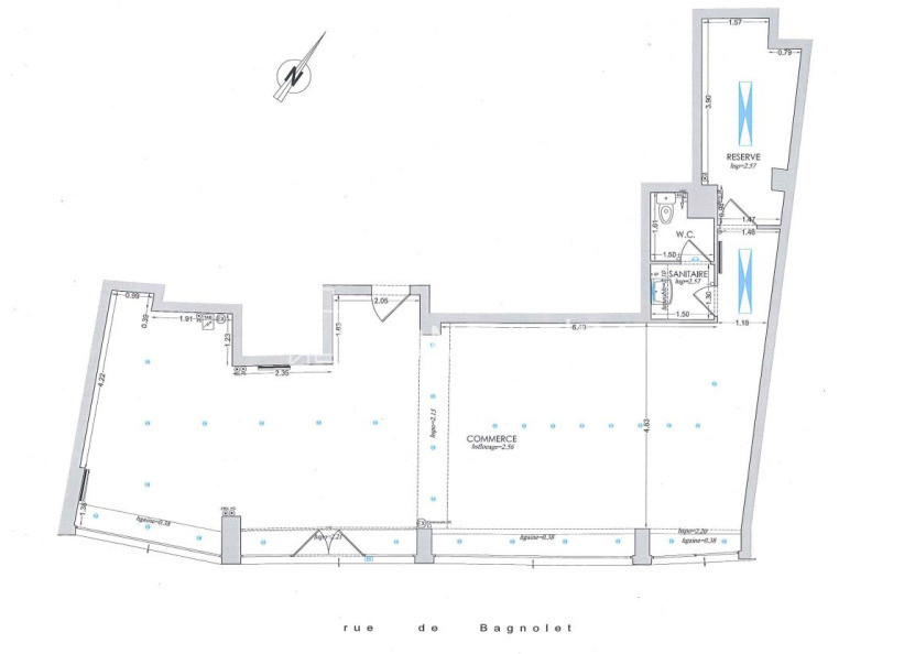 LOCATION PURE, une boutique de 99m² de plain pied avec linéaire de vitrine de 10m