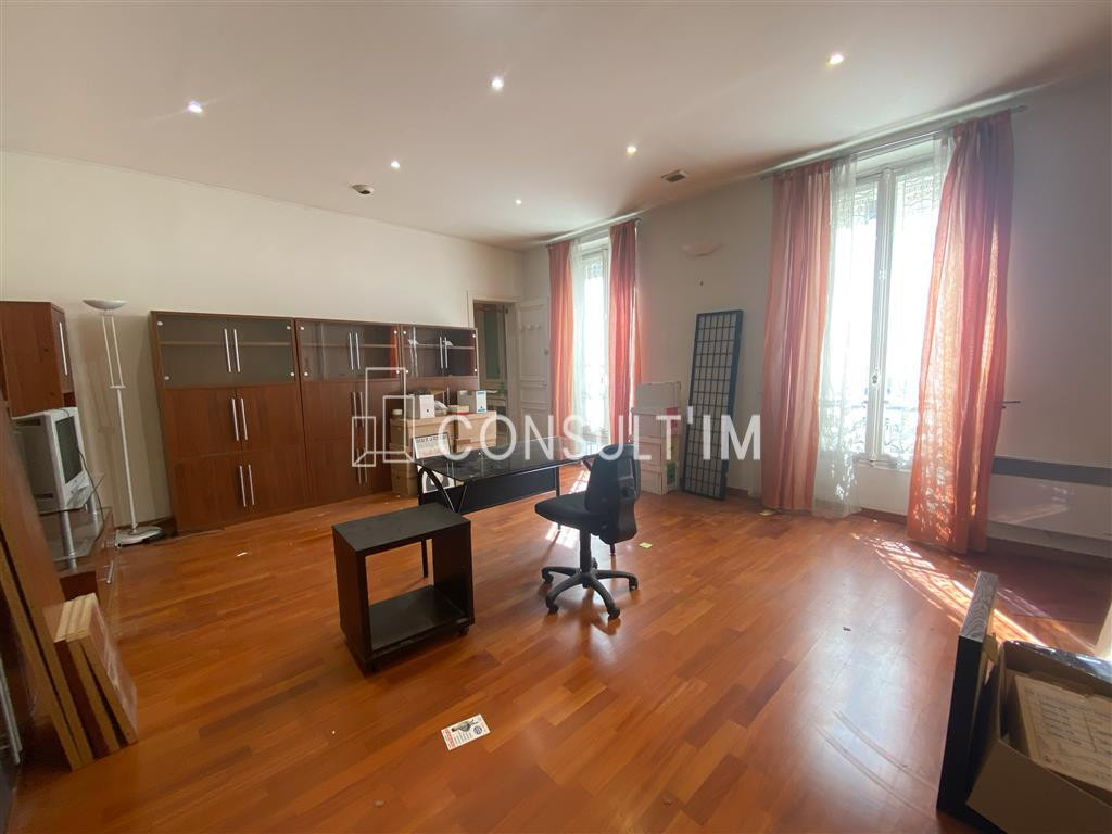 Place de la République, bureaux en open-space sur parquet