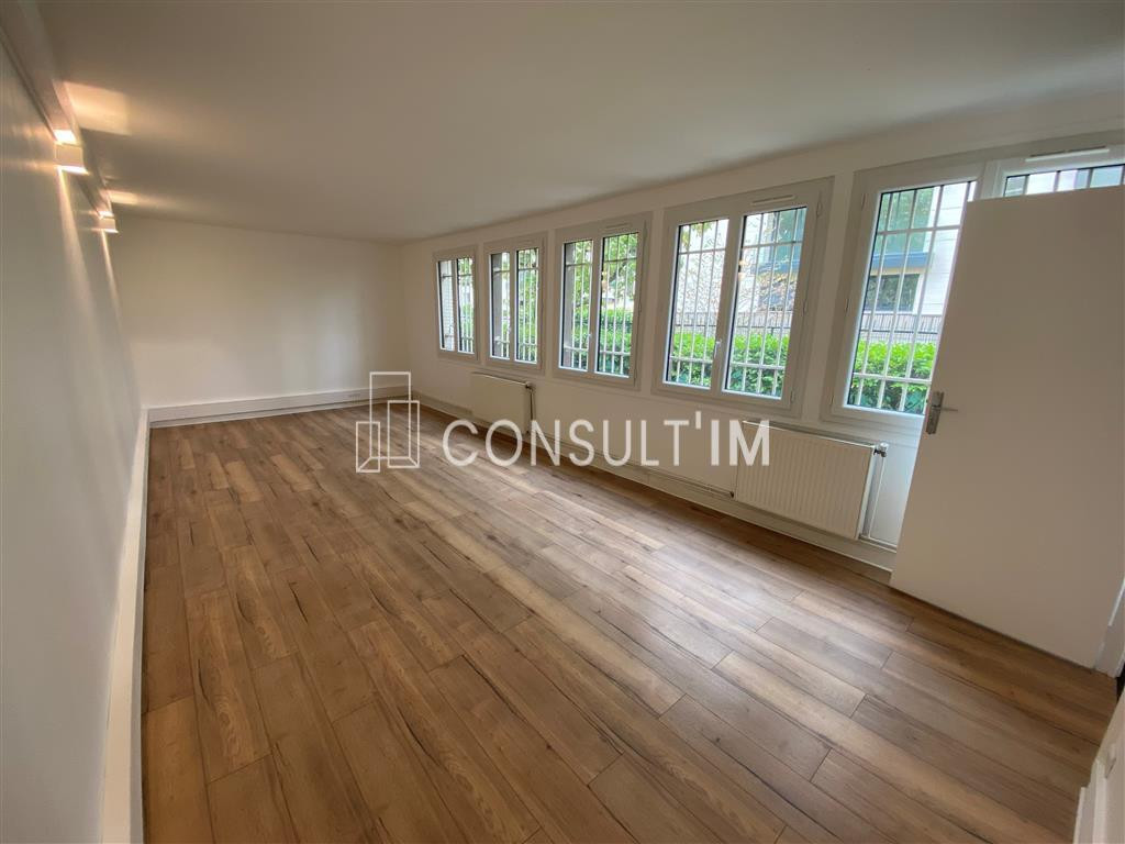 Bureaux refait à neuf sur passage arboré avec jardin privatif