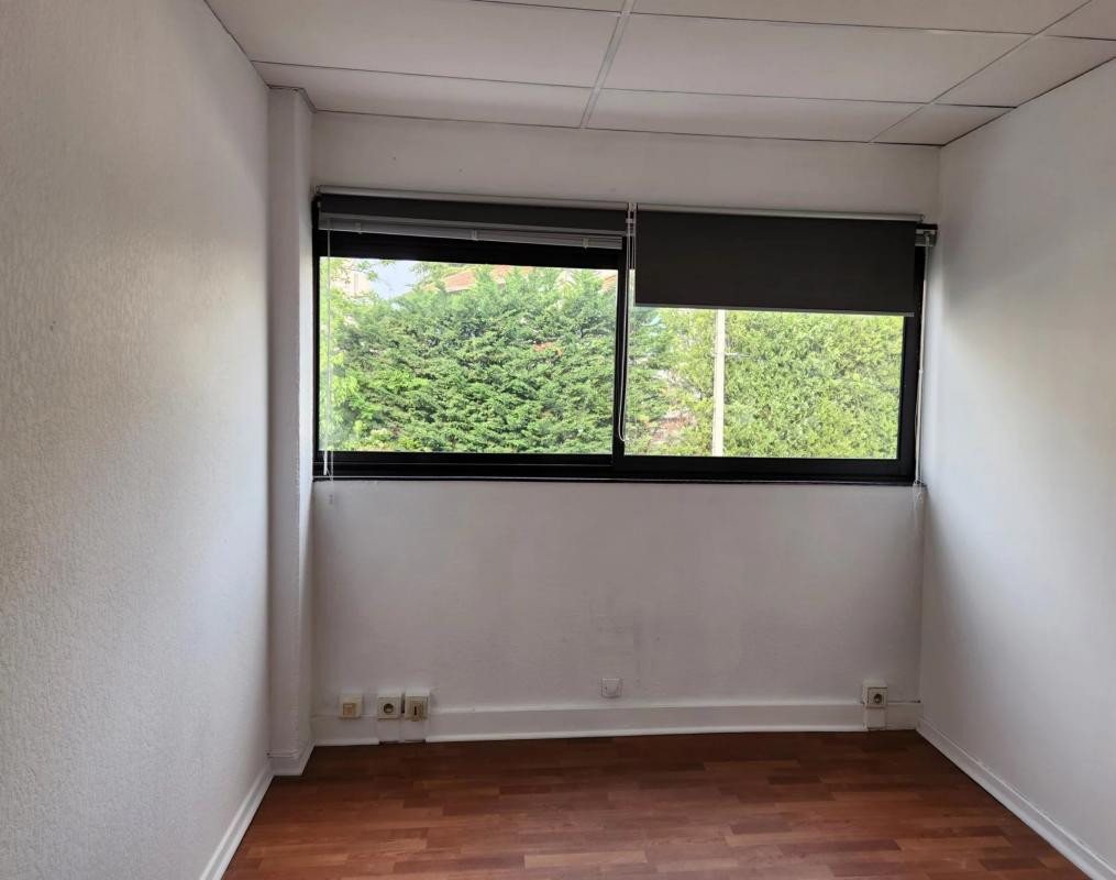 Bureaux neufs - Près d'Arènes