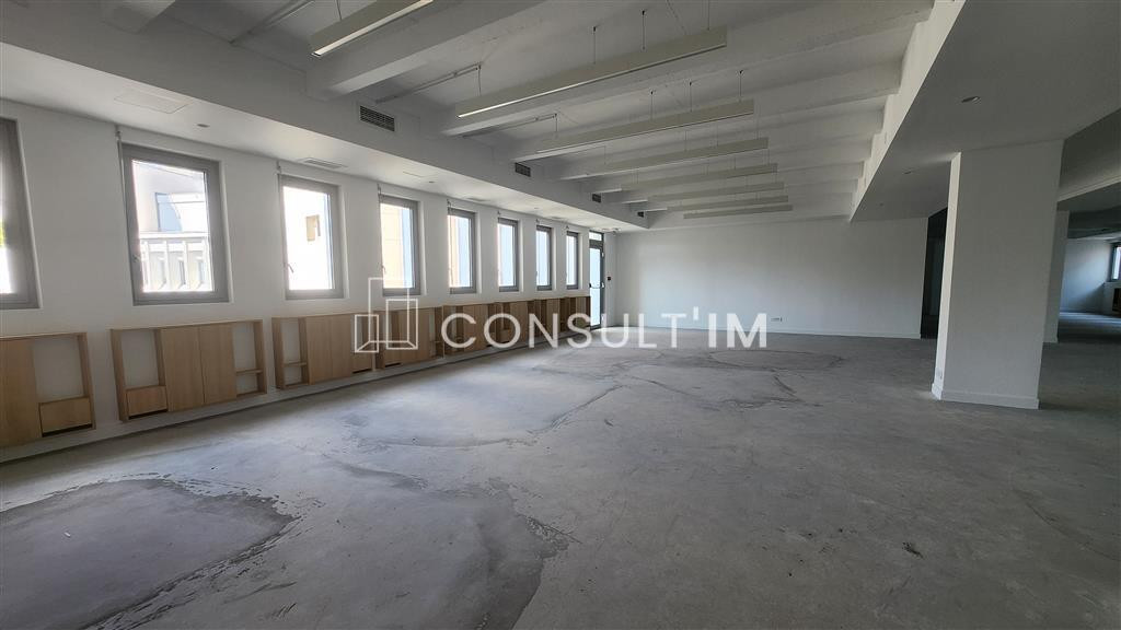Plateau de bureaux en étage élevé livré rénové. Bureaux fonctionnels et lumineux