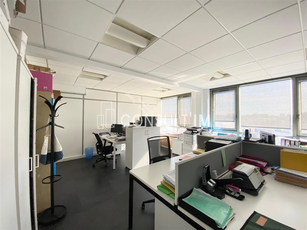 Au métro Exelmans, des bureaux lumineux en bon état