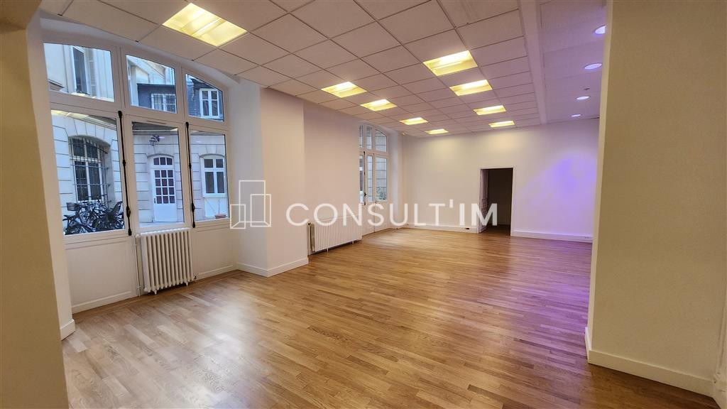 Au pied du métro Europe, dans un immeuble haussmannien, bureaux à louer en RDC