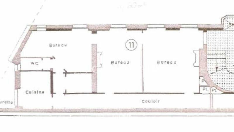 Beaux bureaux câblés avec parquet, moulures et cheminées