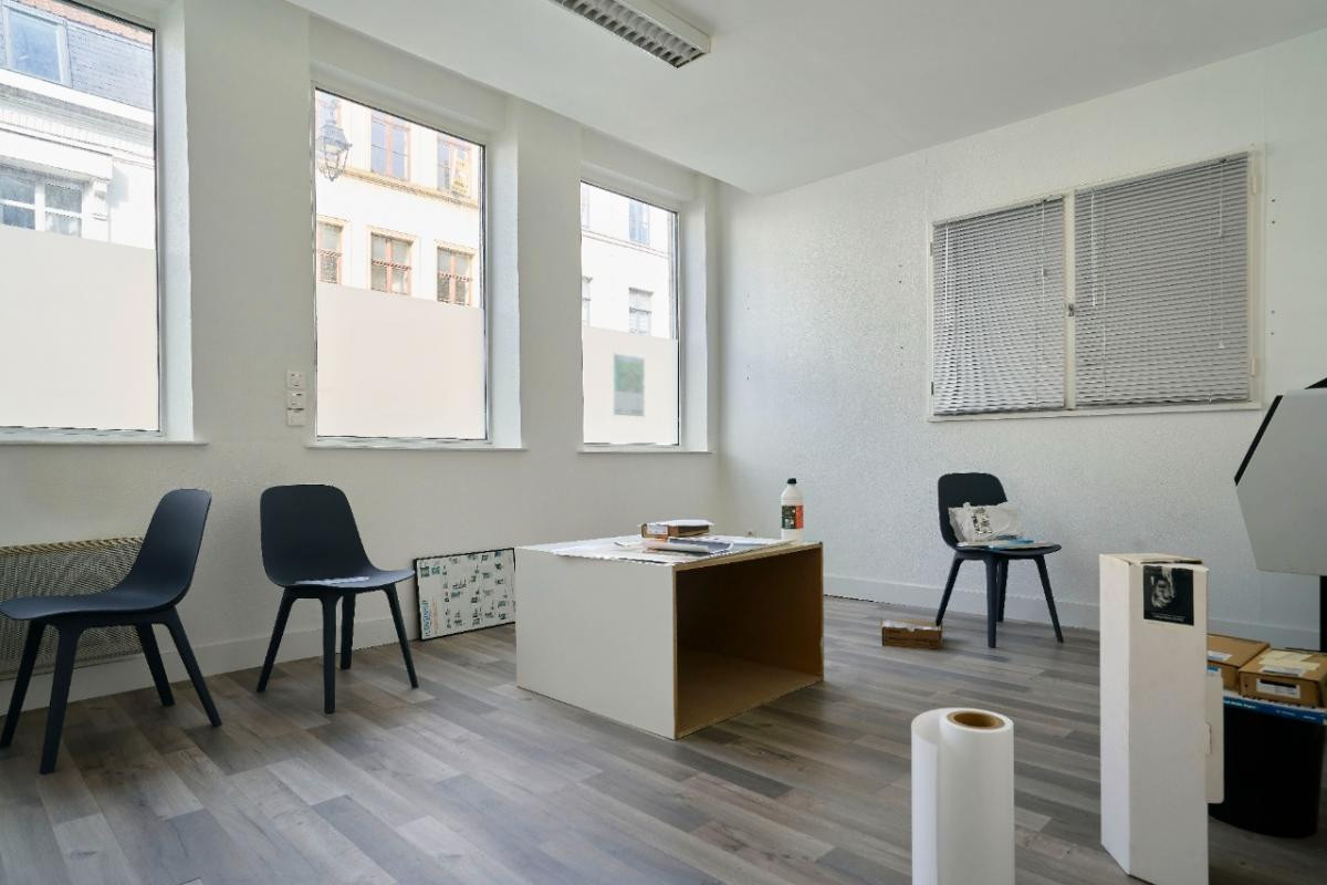 Vieux Lille immeuble de bureaux avec appartement et parkings