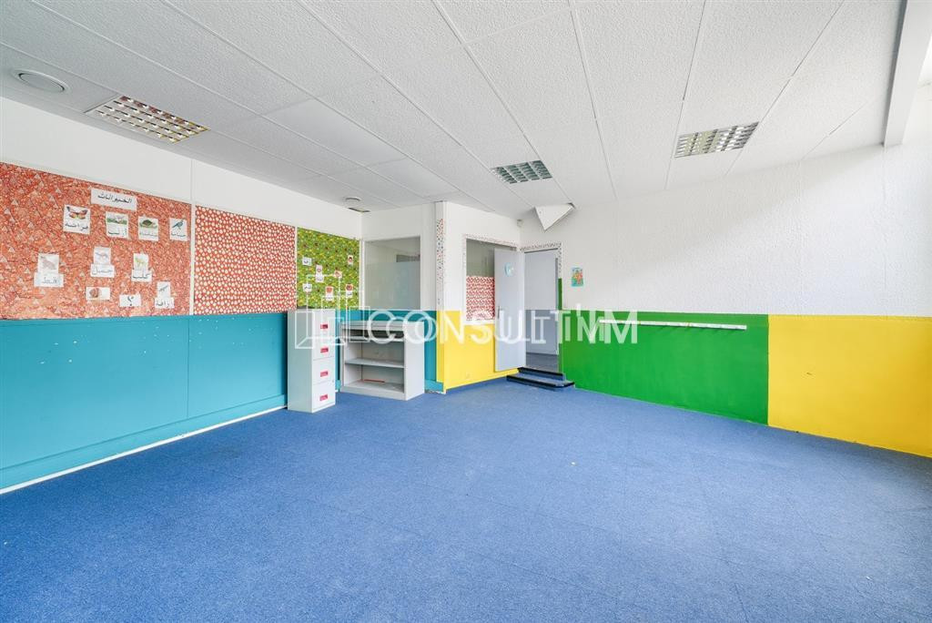 En exclusivité, à louer des locaux de 433 m² + parkings et boxes