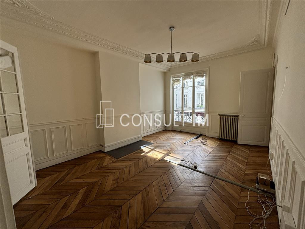 Dans un bel immeuble de standing - balcon filant - vue dégagée sur l'Avenue Foch - locaux lumineux
