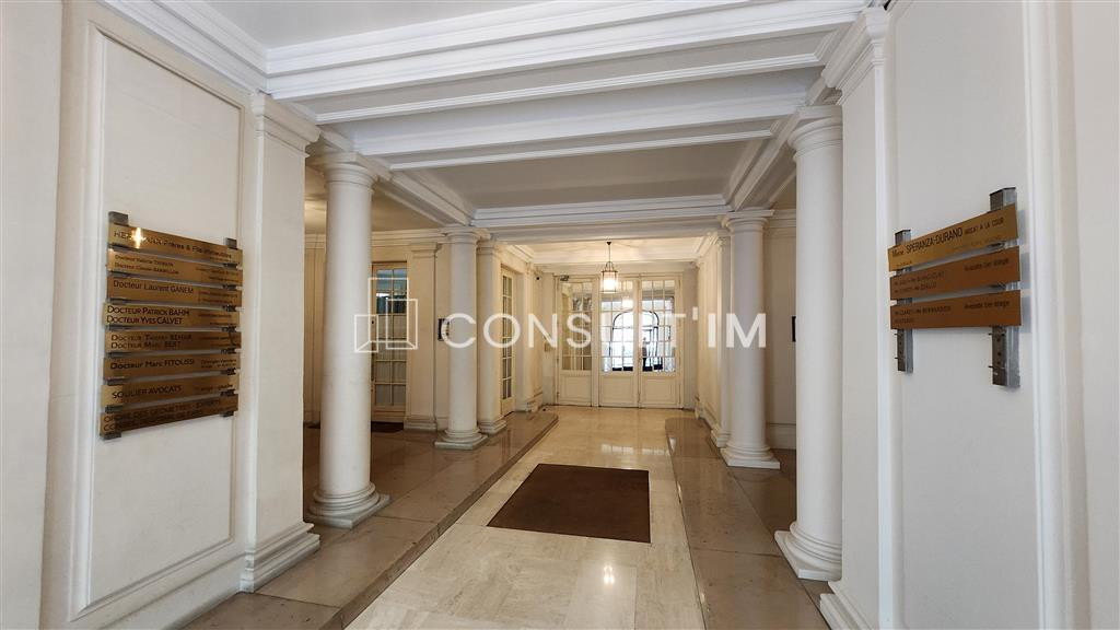 Au 1er étage, plateau de 210 m²