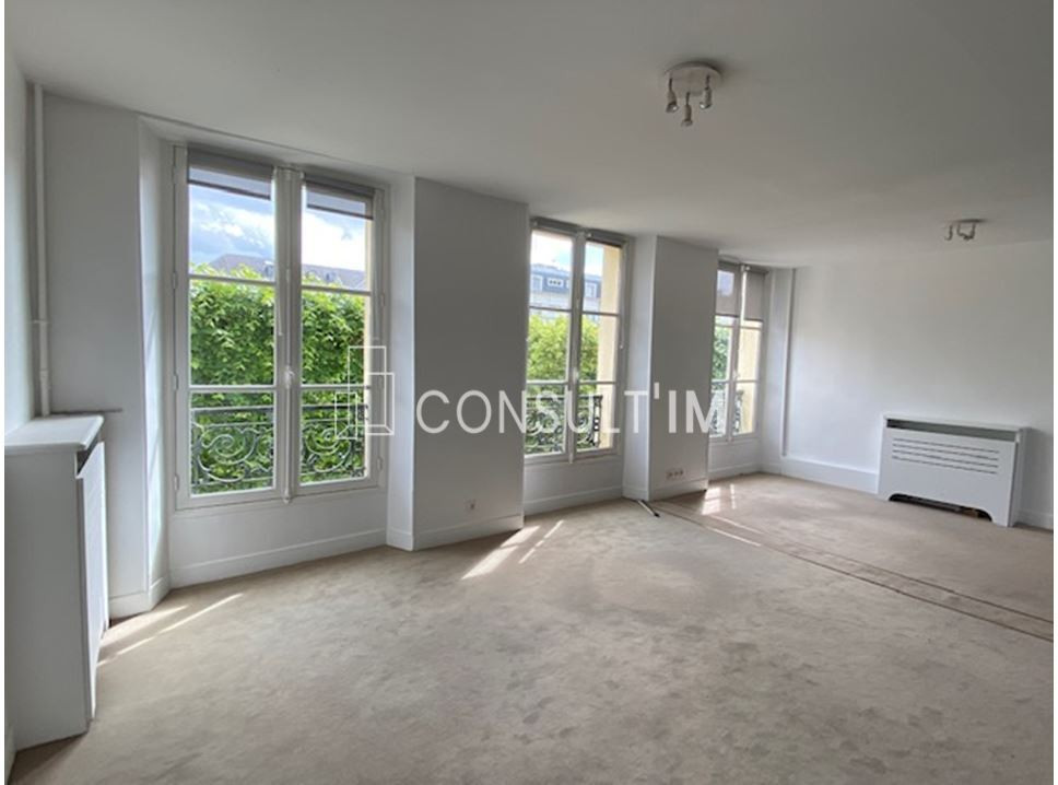 Au pied de la gare de Versailles Rive Droite, 112 m² à louer dans un  hôtel particulier