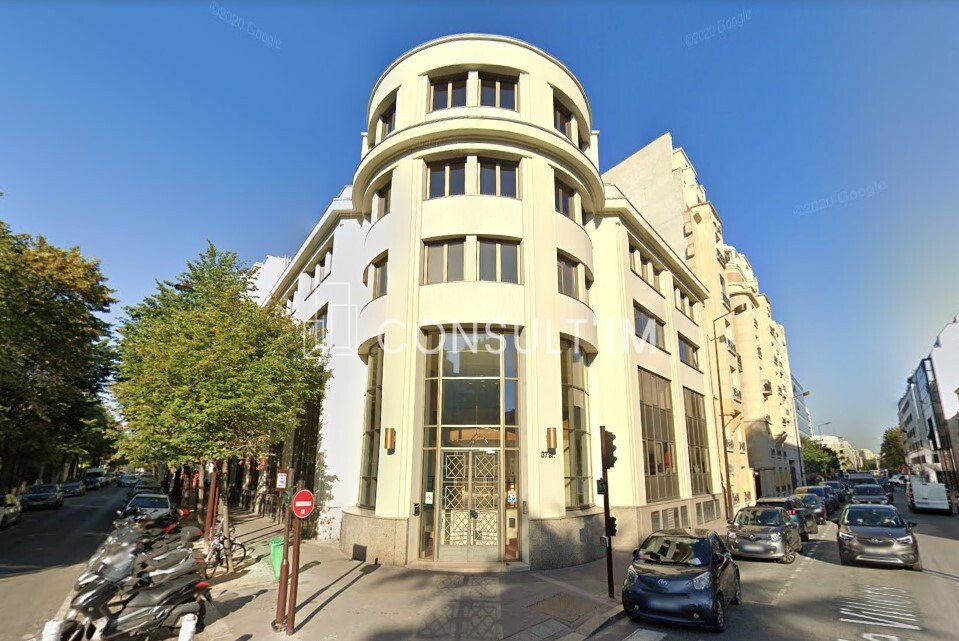 Métro Louise Michel, dans un immeuble Art Déco à louer une surface de bureaux de 587 m²