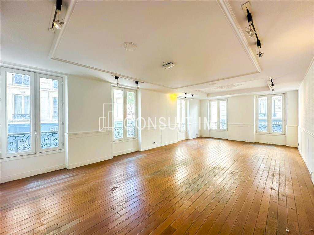 Idéalement située dans un quartier très commerçant, belle boutique d'angle en LOCATION PURE
