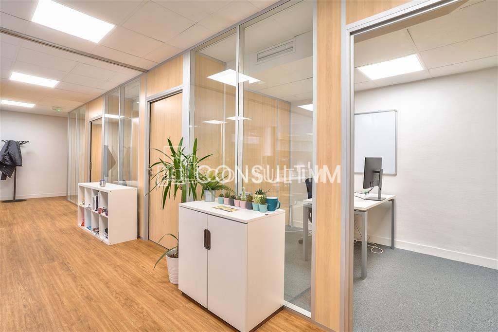 Au pied de l'A13, avec une vue sur Paris et la Seine