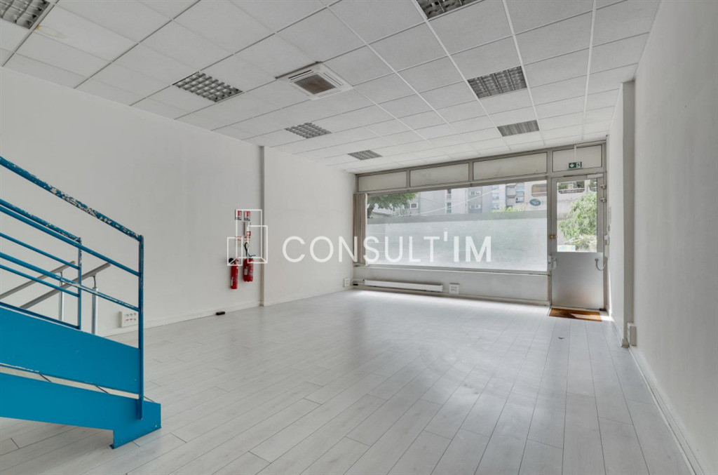 Bureaux avec vitrine, balcon et belle hauteur sous plafond