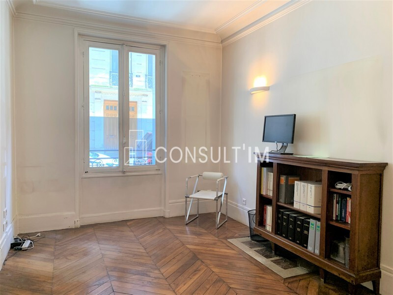 A proximité du Palais de Justice,  à louer locaux professionnels avec parquet et moulures