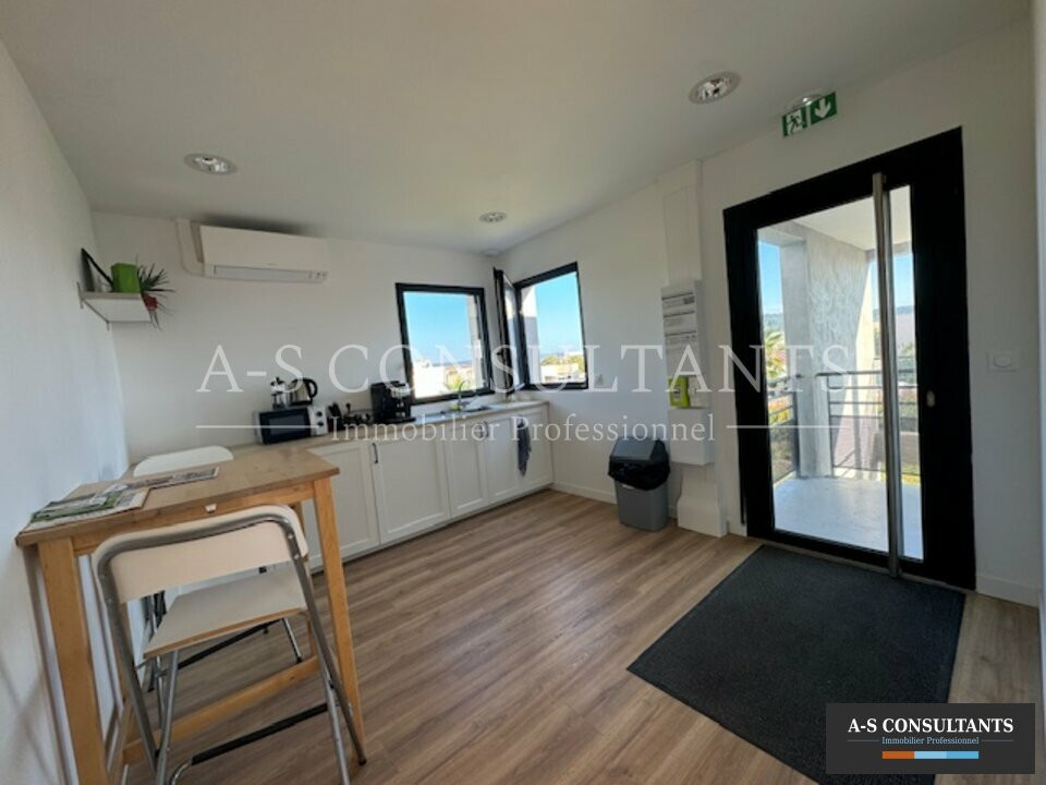 BUREAUX/ LOCAL COMMERCIAL A VENDRE