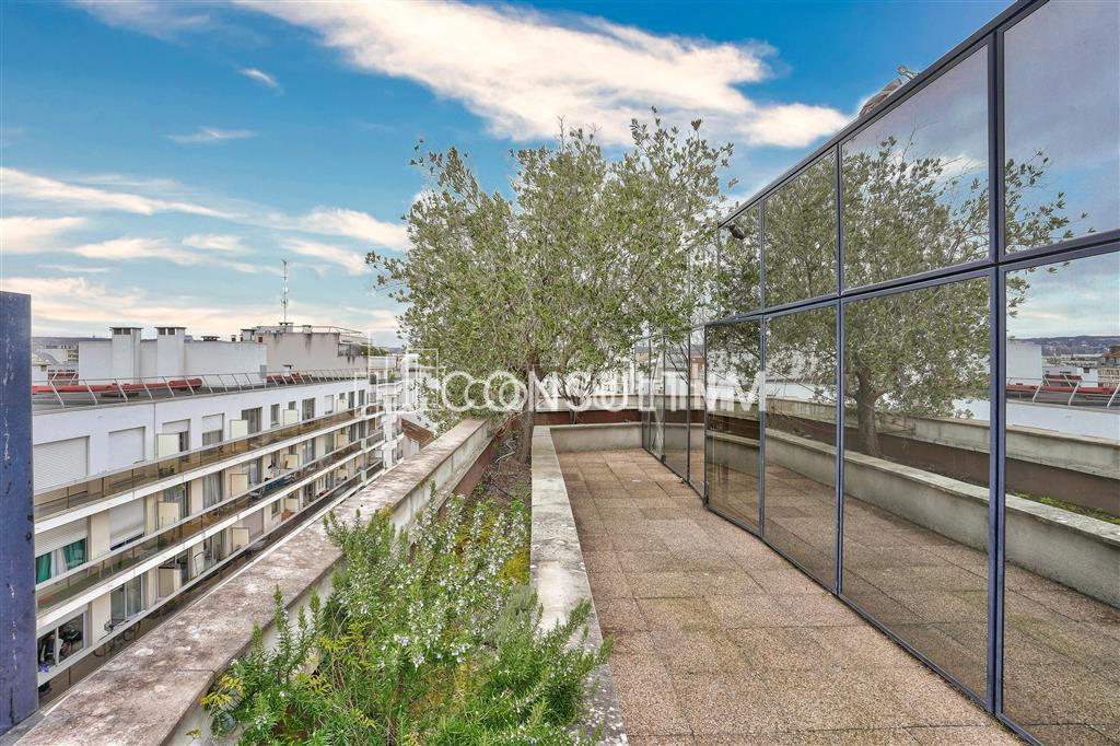 A vendre  à toute proximité de la Porte de St Cloud, une surface de 840m² à la découpe