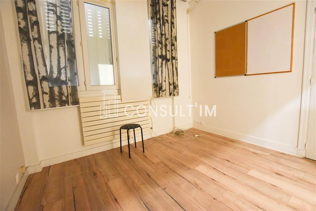 Bureaux à louer en duplex donnant sur une petite cour